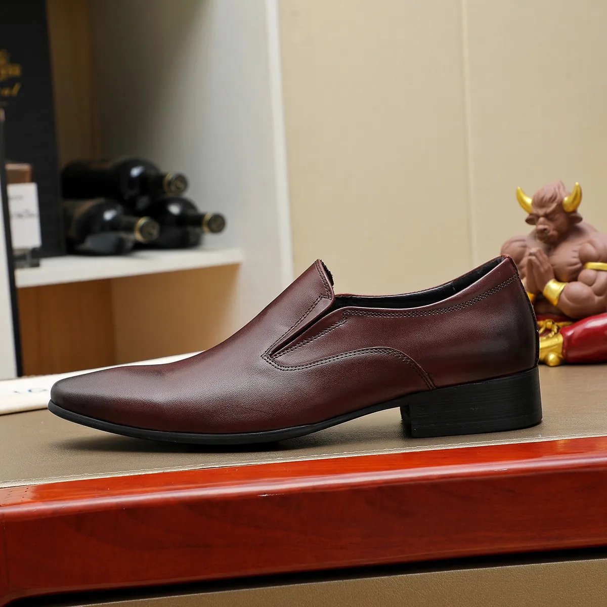 Men's shoes 💰540 💰 Louis Vuitton LV ® Autumn and Winter 🆕 models 🔛Full shoe counter First layer cowhide, 🐂Leather lined casual shoes for men, super soft outsole, essential for driving. Counter synchronization Original first layer cowhide Completely 1:1 mold customization 🌹Top version, 3 colors available! Number: 38-45 (37.46. Customized)